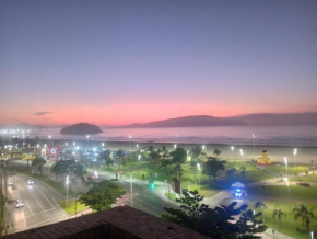 Frente para o Mar Praia do Itararé com sacada ampla e perto de 4 mercados capacidade para até 9 pessoas check in até às 20 hrs sob condições especiais e possibilidade de check out estendido Venha com 